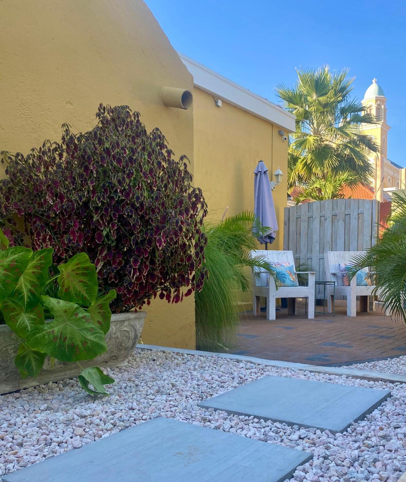 Historic Building The Palm Backyard Studio-Apartment Willemstad, Curacao Feel Home Away From Home Eksteriør billede